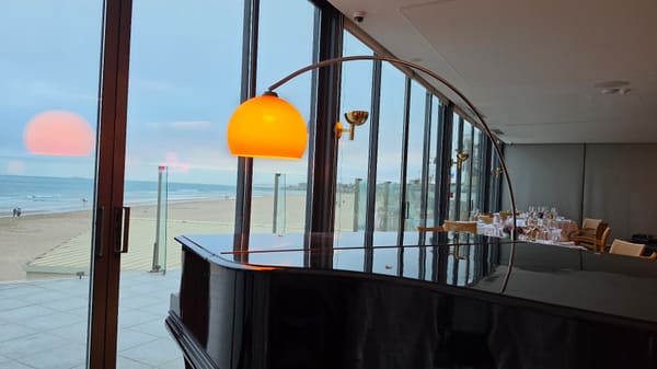 A Pastorinha Sala de jantar interior com vista para a praia