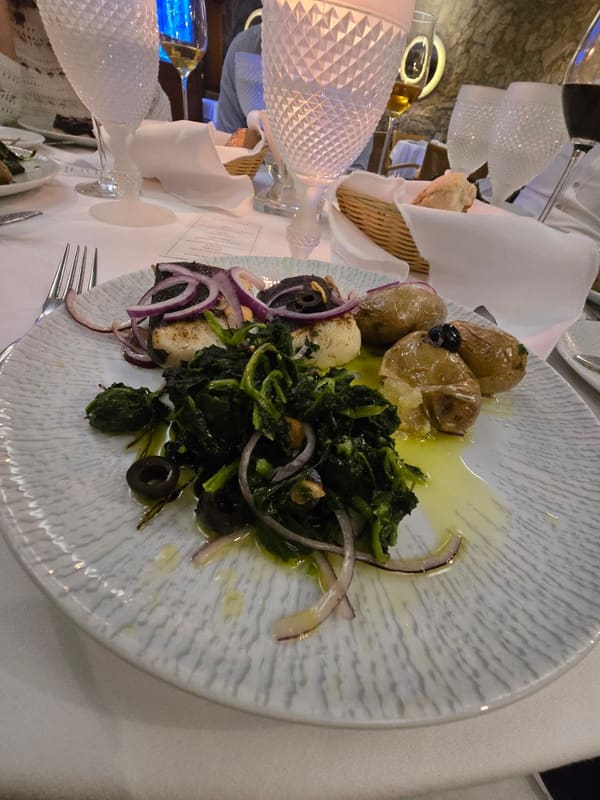Bacalhau assado com batatas a murro e grelos